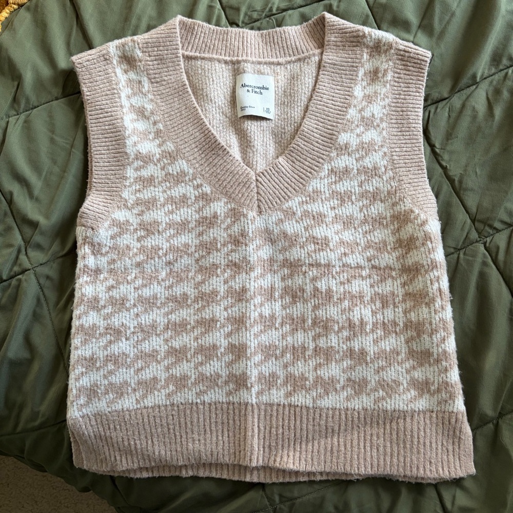 Abercrombie & Fitch Women's Cream V-Neck Sweater Vest